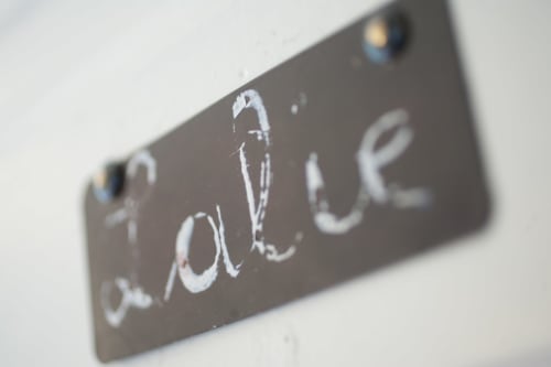 Panneau de porte flou indiquant « Lalie » aux Chambres d'hôtes Les Pratges à Figeac