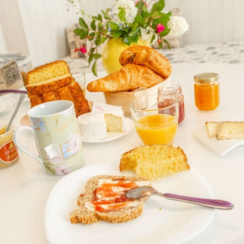 Gâteau battu de chez Fréville et compote du domaine de Moismont au petit déjeuner