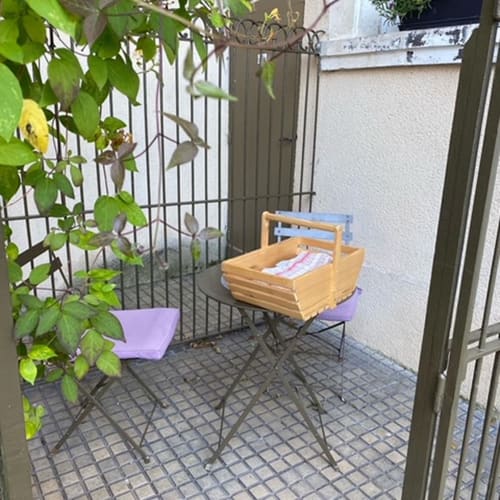 Panier petit déjeuner déposé devant la porte de votre hébergement à l'heure souhaitée