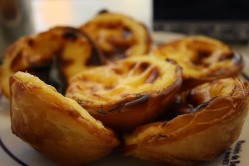 Pastéis de Nata dourados servidos no VAGO Alcântara Suites, Lisboa