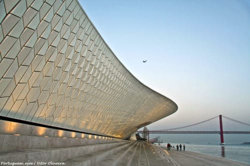 Arquitetura moderna no VAGO Alcântara Suites com vista para a Ponte 25 de Abril e o Rio Tejo em Lisboa