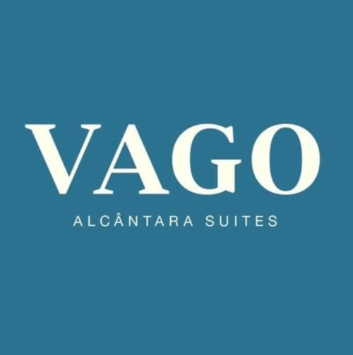 Logótipo do hotel VAGO Alcântara Suites em texto creme sobre fundo azul-petróleo, Lisboa Portugal