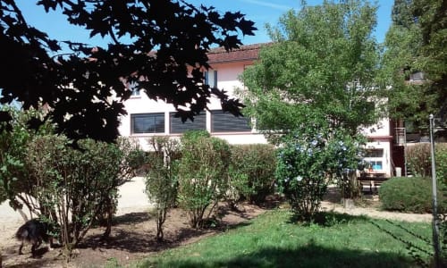 Le jardin et le parking privé et fermé, derrière le bâtiment, le long de la Reyssouze, on n'en profite pas assez ! 