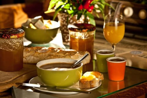 Pour les chambres louées à la nuitée, je serais ravie de partager avec vous, un petit déjeuner continental, très français.
