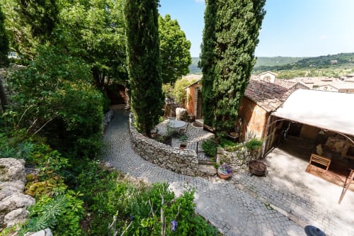 Üppiger Gartenweg mit Zypressenbäumen in La Bouscatière B&B in Moustiers-Sainte-Marie, Frankreich