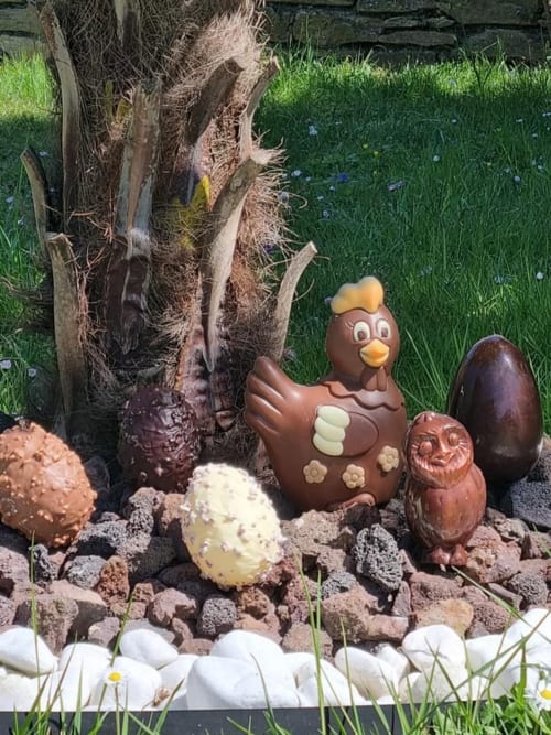 Décors en chocolat de Pâques au jardin Bastide du Thoré à Labastide-Rouairoux, France