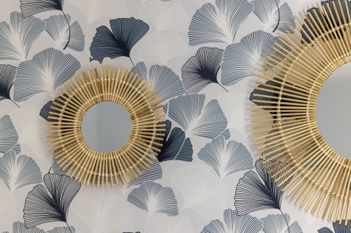 Papier peint élégant aux motifs de ginkgo, design botanique or et bleu marine dans une chambre standard de l'Hôtel De Lion Sur Mer