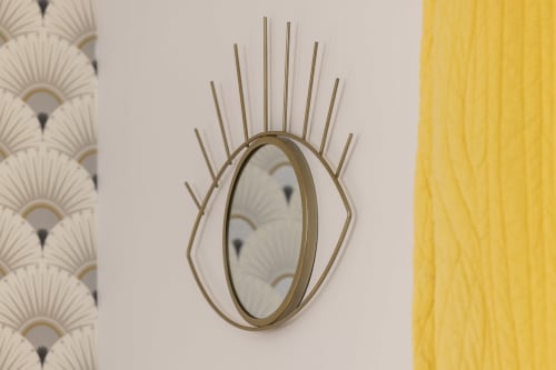Miroir décoratif en forme de soleil avec cadre doré dans une chambre standard de l'Hôtel De Lion Sur Mer, papier peint crème
