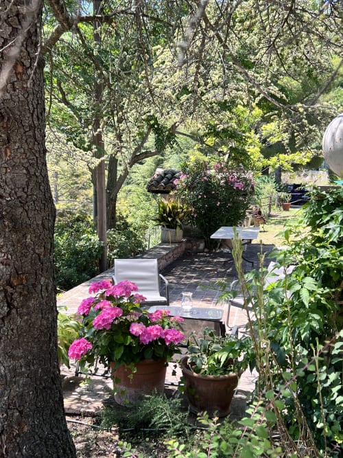 Un luogo raccolto, al fresco delle fronde degli alberi. L'Aia dell'Abate di Collepino (Spello) è l'ideale anche per gruppi di lavoro che vogliono ragionare fuori dagli schemi.