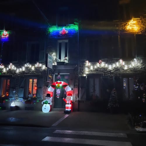 Décorazioni natalizie festose à la Bastide du Thoré à Labastide-Rouairoux, avec enseignes lumineuses néon et gonflables
