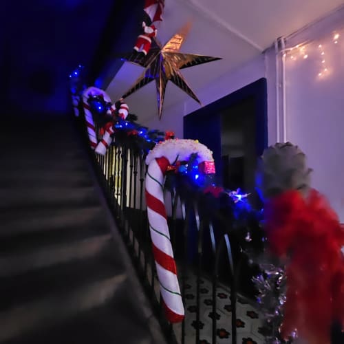 Guirlande de Noël sur l'escalier avec cannes de bonbon et lumières bleues à la Bastide du Thoré, Labastide-Rouairoux