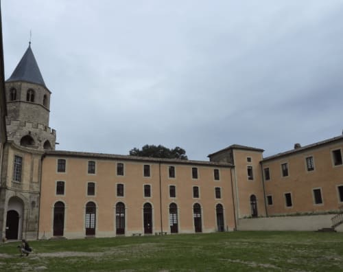 Cour de la Bastide du Thoré avec tour en pierre et bâtiments en terre cuite à Labastide-Rouairoux, France