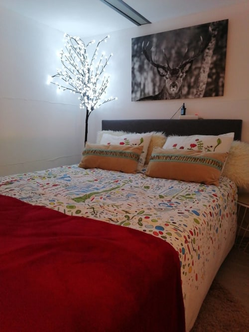 Queen size bed, divisible in two if necessary.