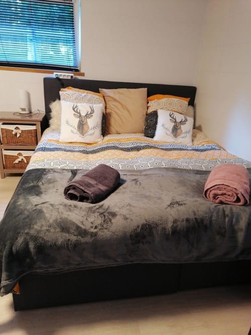 Queen size bed, eventueel in tweeën te delen.