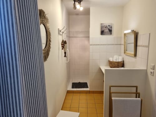 avel-chambre d hôtes-bedandbeakfast- repos-lit-bathroom- morbihan-bretagne-guidel