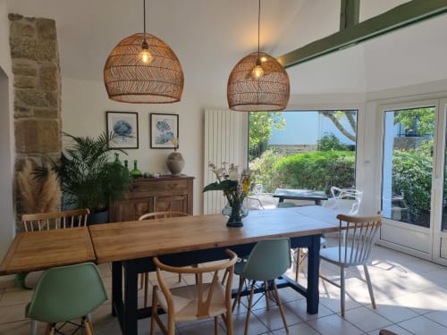 Salle du petit-déjeuner de Ty Coz Breizh, située en Bretagne Sud, au Pays de Lorient, avec une décoration lumineuse et accueillante. Des tables en bois offrent un cadre parfait pour déguster un petit-déjeuner fait maison, dans une ambiance conviviale et chaleureuse