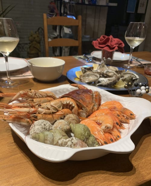 Plateau de fruits de mer frais (langoustines, crevettes, huîtres) servi avec mayonnaise maison et échalotes du maraîcher voisin à la Maison d'Hôtes La Chabanaise. Formule dîner complète avec dessert inclus, pain frais et produits locaux du Marais Poitevin.