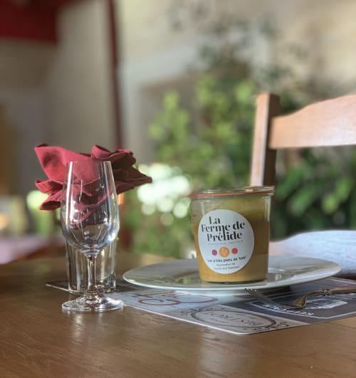 Formule bocaux "Les p'tits plats de Seb" à la maison d'hôtes La Chabanaise : repas local avec produits de la Ferme de Prélide, salade du maraîcher de Cram-Chaban et dessert au cœur du Marais Poitevin.