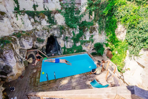 Gite de groupe Logis Escale Saumur-piscine chauffée atypique, plongeon, apéritif autour de la piscine - ©SAS ESQAL