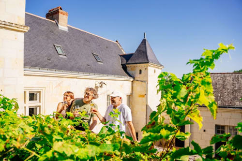 Gite de groupe Logis Escale Saumur - groupe de 3 amis prend un apéritif dans le jardin surélevé - ©SAS ESQAL