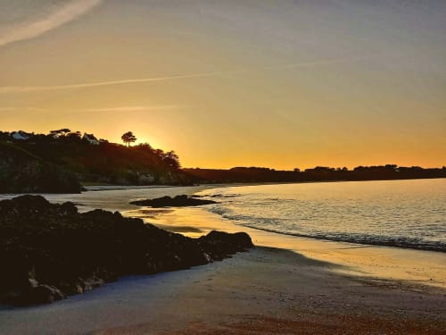 coucher de soleil sur la plage de Samzun au sud de Belle île en mer à Locmaria été - les maisons de Kerdavid île location saisonnière