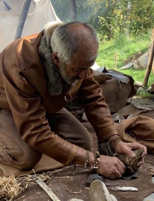 Artesano demostrando habilidades tradicionales en el Domaine de Bize en Mirepoix, Ariège