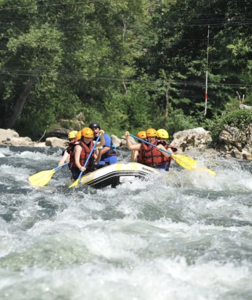 Rafting en groupe sur les rapides de la rivière près de Mirepoix, Ariège - activité d'aventure