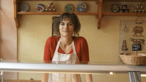 Personal de la tienda Domaine de Bize en Mirepoix, Ariège, con estantes de productos locales
