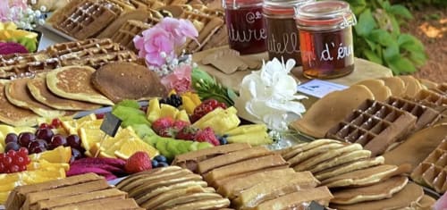 Elegante merienda campestre en Domaine de Bize Mirepoix con pastelería, frutas frescas, conservas y flores