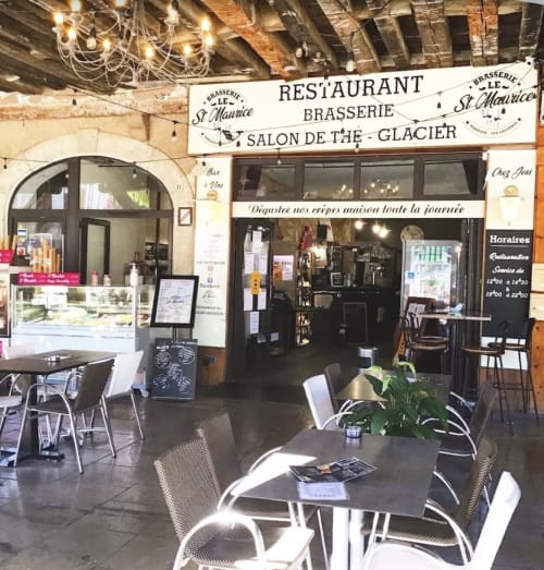 Restaurante brasserie St Maurice con terraza al aire libre en Mirepoix, Francia
