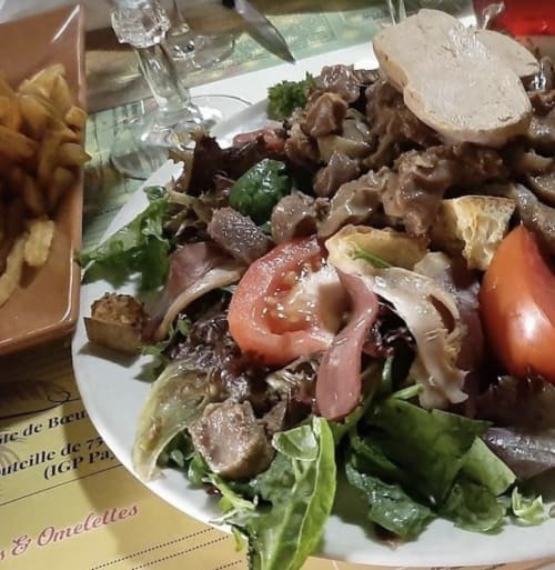 Tabla de embutidos gourmet con foie gras, prosciutto y ensalada fresca en Domaine de Bize Mirepoix