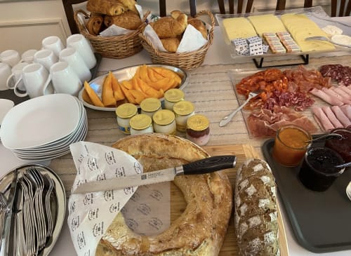 Buffet du petit-déjeuner au Domaine de Bize avec pains, charcuteries, fromages, pâtisseries et boissons à Mirepoix