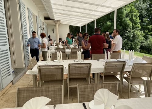 Réception en plein air au Domaine de Bize Mirepoix avec invités sous une pergola blanche