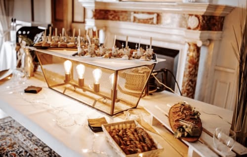 Élégante présentation de catering au Domaine de Bize avec amuse-bouches et touches dorées pour vos événements à Mirepoix