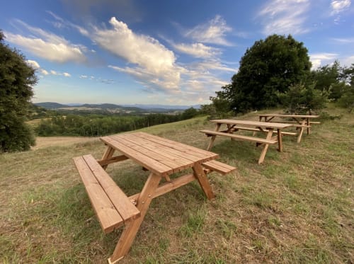 Tables de pique-nique en bois dominant la vallée de Mirepoix au Domaine de Bize, Ariège, France