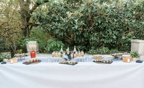 Außercatering-Präsentation auf Domaine de Bize Mirepoix mit Vorspeisen, Getränken und eleganter Tafeleindeckung im Gartensetting
