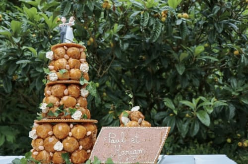 Elegante Croquembouche-Hochzeitstorte mit Braut- und Bräutigam-Topper im Domaine de Bize Mirepoix