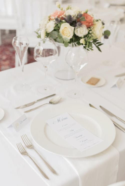 Elegantes Festlich gedeckter Tisch im Domaine de Bize mit weißen Rosen, feinem Porzellan und Kristallgläsern für Hochzeit