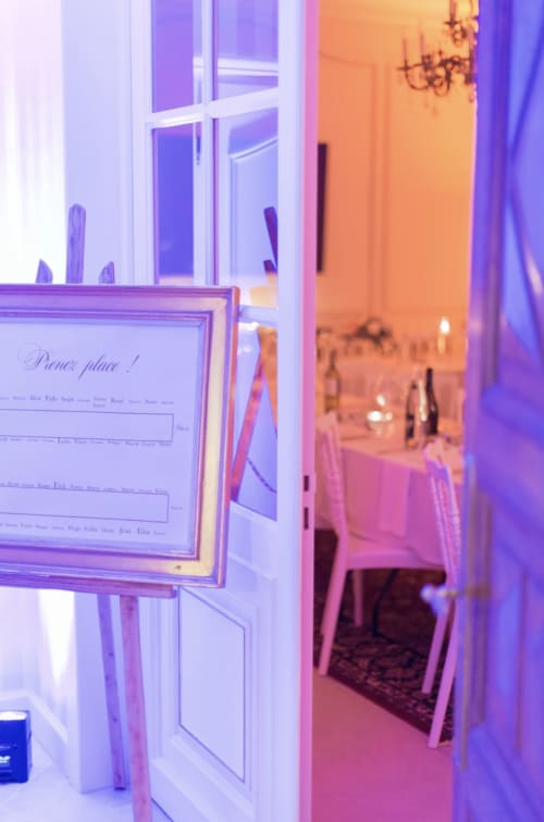 Elegante Tischdekorationv bei Domaine de Bize Mirepoix mit violettem Licht und Platzkarte