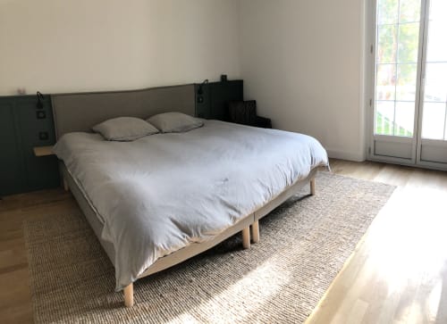 Chambre lumineuse à La Conciergerie Biarritz avec lit queen-size, tête de lit grise, literie neutre et portes-fenêtres donnant sur