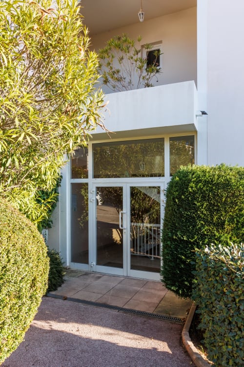Entrance building A of the apartment Le Mérou - VacancesGiens seasonal rental apartment - Near the village of Giens
