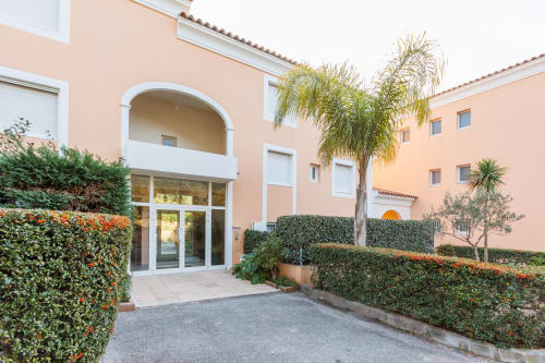 Entrée du bâtiment D de l'appartement La Girelle - VacancesGiens location saisonnière d'appartement - proche de Porquerolles