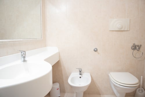 Bagno moderno con sanitari bianchi, bidet, wc e lavabo curvo a Villa Il melograno a Bari
