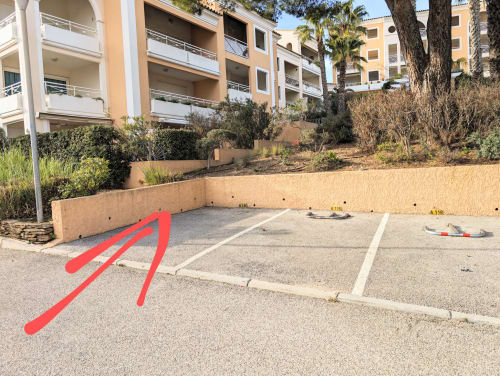Parking space B135 of the apartment La Rascasse - VacancesGiens seasonal rental apartment - close to the salt road.