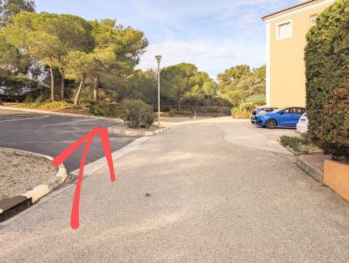 Place de parking D51 de l'appartement La Girelle - VacancesGiens location saisonnière d'appartement - proche du sentier du littoral