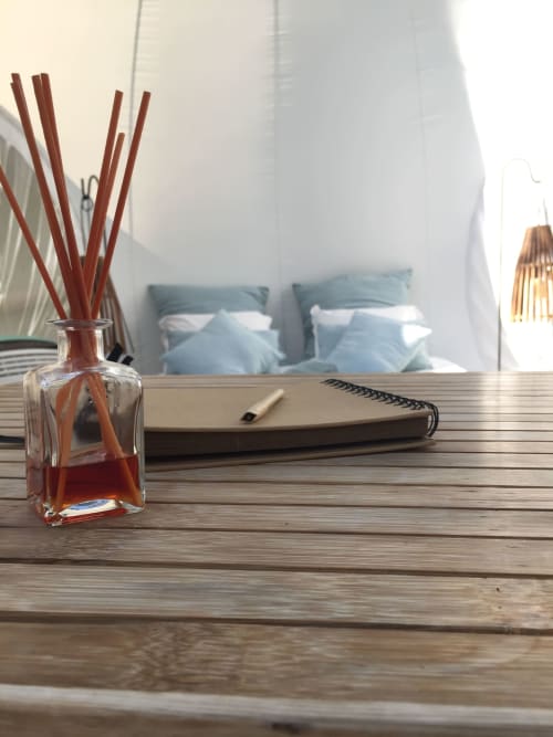 Table en bois sur la terrasse de la bulle Cabernet située au cœur de la foret de chêne des bulles de bordeaux. Sur cette terrasse équipée d'un mobilier en bois vous pourrez observer les écureuils. L'atmosphère naturelle de cette terrasse crée un cadre enchanteur pour une expérience hors du commun.