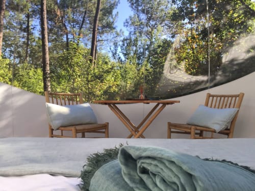 Découvrez une expérience ressourçante dans cette bulle transparente : un lit douillet, un plaid réconfortant et une vue extérieure apaisante. Un logement insolite qui vous invite à vous déconnecter de votre quotidien pour mieux vous reconnecter à la nature pour retrouver calme et sérénité.