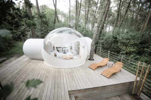 Vue aérienne de la bulle, où se déploie une expérience de séjour de charme insolites, baignée dans un univers cocooning. Cette perspective offre un aperçu captivant de cet hébergement, promettant une immersion totale dans un cadre enchanteur, parfaitement intégrée à la nature environnante.
