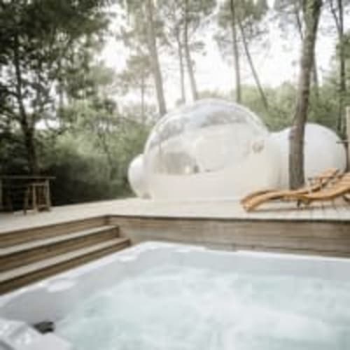 Un weekend d'évasion en pleine nature bordelaise. Vivez l'insolite dans la bulle Cabernet offrant une vue captivante sur la forêt de pins et la terrasse équipée d'un jacuzzi. Rechargez-vous lors de cette expérience unique à Bordeaux, un séjour mémorable au cœur de la nature.