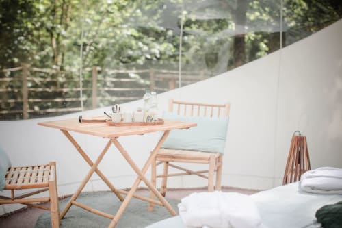 Intérieur d'une bulle avec du mobilier en bambou et des coussins bleus
Un espace cocooning parfait pour se détendre au chaud avec une vue imprenable sur les animaux présent sur le domaine des Dourneaux à Salleboeuf. Le lieu parfait pour se reposer le temps d'un weekend avec son amoureux ou ses amis.